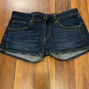 Frayed dark blue Jean mini shorts